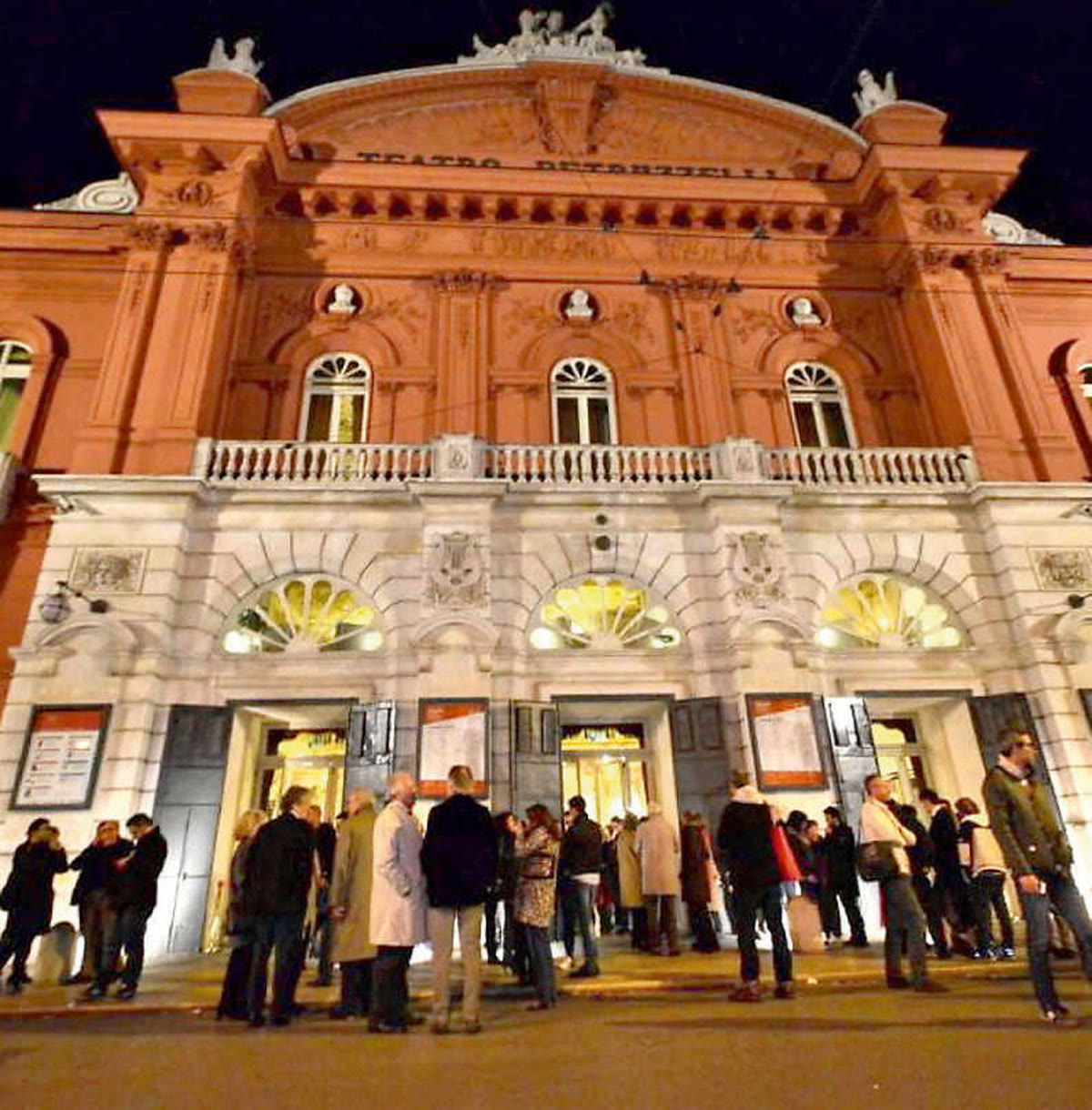 Il Teatro Petruzzelli di Bari (foto la Repubblica)